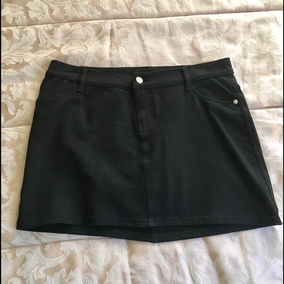 AVAIL 12/1 Stretchy Black Mini Skirt