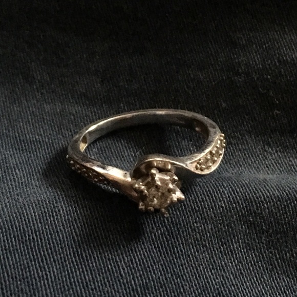 10KT White Gold Round Diamond Promise Ring