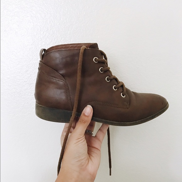 Brown boots. //