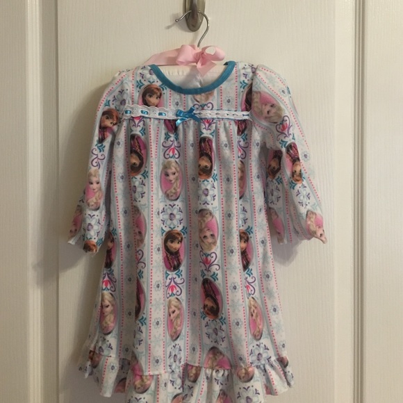 Disney Frozen ❄️ 12 mos nightgown 😴💕
