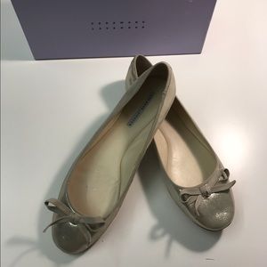 Vera Wang Gold Laetitia Flats