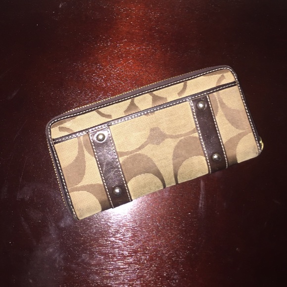 Signature Coach Wallet - Picture 2 of 3