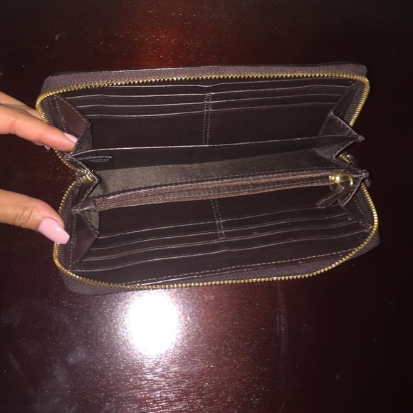 Signature Coach Wallet - Picture 3 of 3