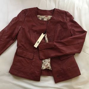 Burgundy leather, 2 pockets, full-length sleeves.