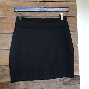 Simple, black, stretch mini
