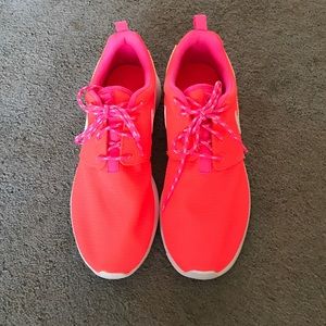 Nike Roshe Kids Size: 5.5Y // Women's Size: 7