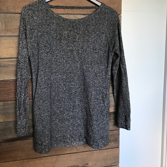 Loose sweater with backless element