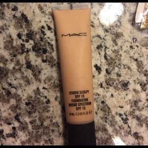 MAC Studio Sculpt Foundation NC20