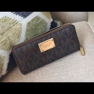Michael Kors Jet Set Zip Around Continental Wallet