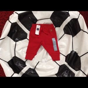 ⚽️ Baby Gap jogger 0-3 M ⚽️
