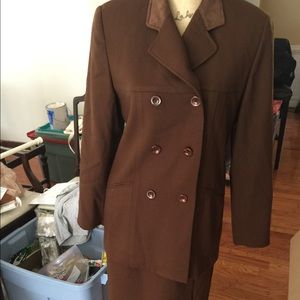 Two pièce cognac Suit. Worn once. Lining in JnSk
