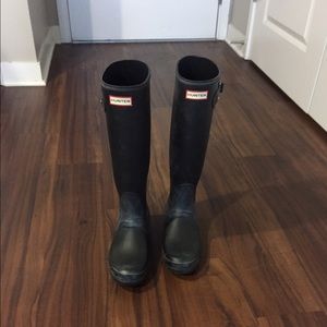 Matte black Hunter rain boots. Size 8.