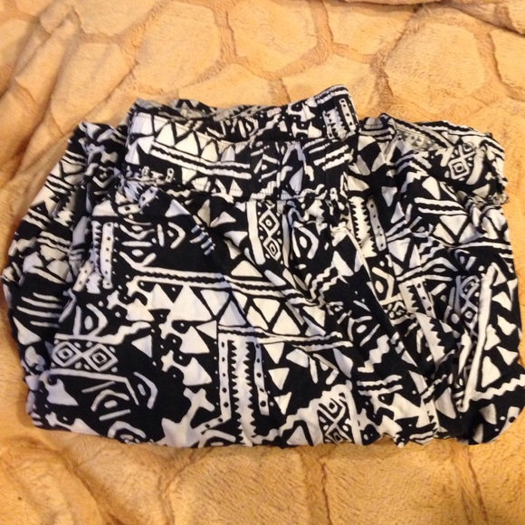 Light flowing wide leg pants in a tribal print M - Picture 1 of 3