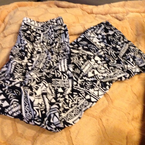 Light flowing wide leg pants in a tribal print M - Picture 2 of 3