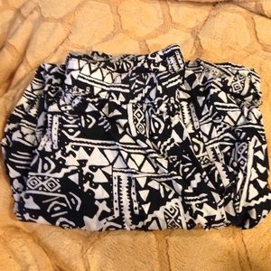 Light flowing wide leg pants in a tribal print M