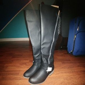 Size 8 Black boots