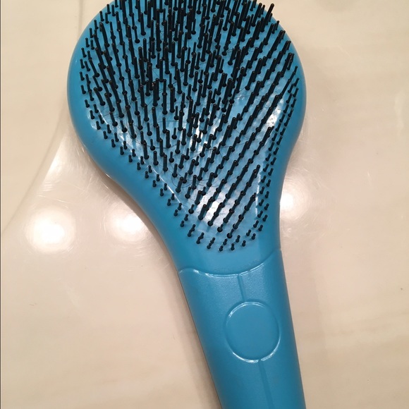 Michael Mercier detangling brush