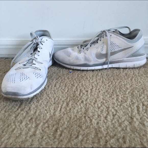 WOMENS WHITE NIKES