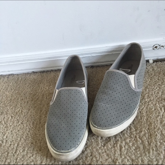 GREY AMERICAN EAGEL SLIP ONS