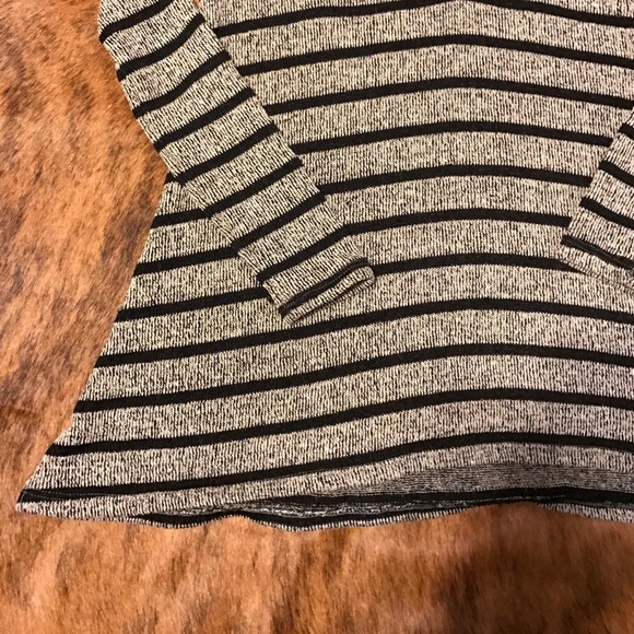 Black and grey hooded sweater - Picture 3 of 4