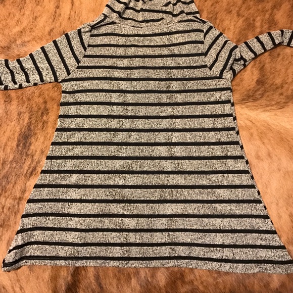 Black and grey hooded sweater - Picture 4 of 4