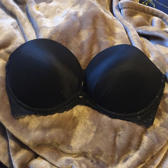 Black strapless VS bra