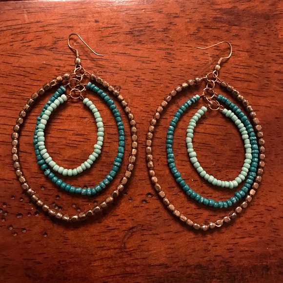 Earrings in bronze and turquoise colored stones