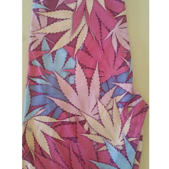 Last Pair! NEW Weed Leaf Leggings - Picture 4 of 4