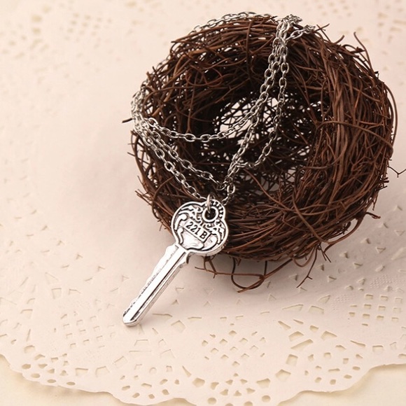 Sherlock 221 B Baker Street necklace - Picture 2 of 2