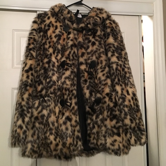 Hooded faux leopard print fur coat.