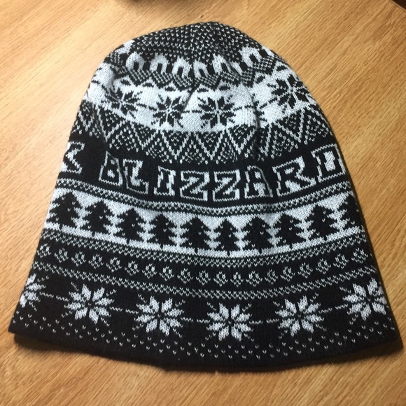 FOREVER 21 BLACK AND WHITE BEANIE