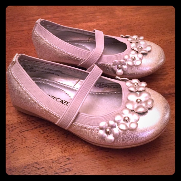 Size 7C silver flower flats - Picture 1 of 4