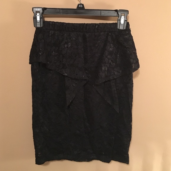 Lace ruffle mini skirt