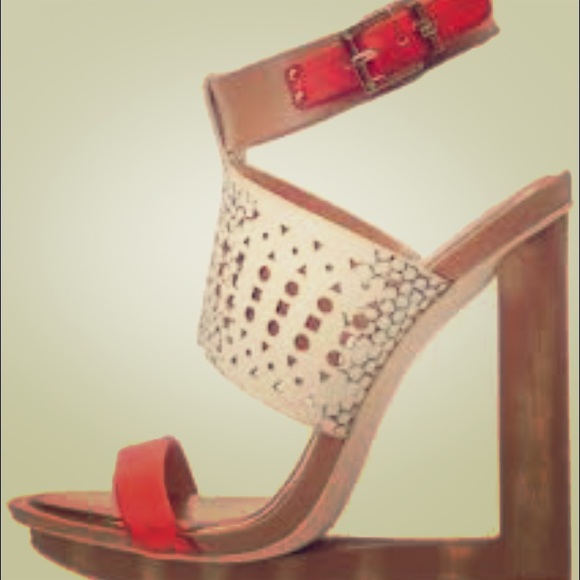 BCBG MAXAZRIA Meteur Wedges