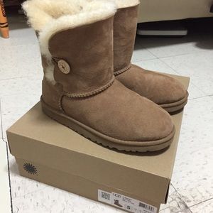UGG Youth 5/Women's 7 Bailey Button Chestnut