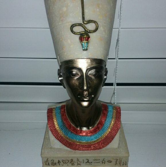 Nefertiti  Statue