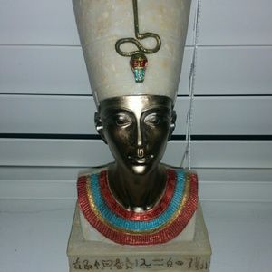 Nefertiti  Statue