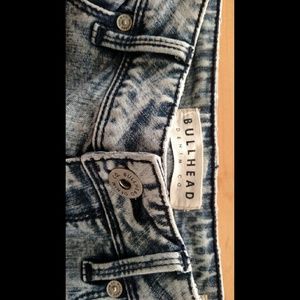 Acid wash, high-rise jegging