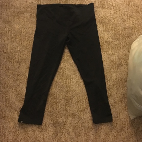 NWT Onzie Black Capri Pants