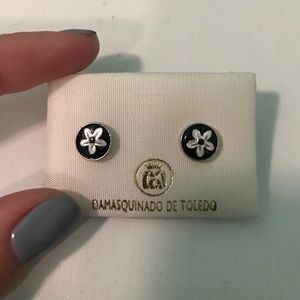 ‼️SUBMIT ANY OFFER‼️Blk and white flower earrings