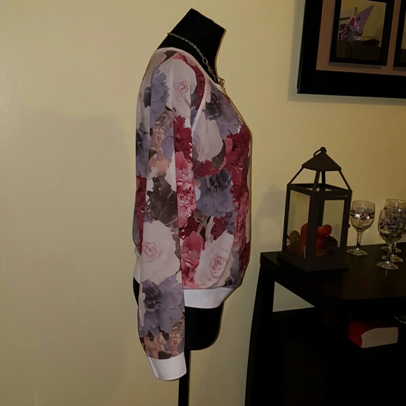 🆕((FLORAL TOP!)) - Picture 2 of 4