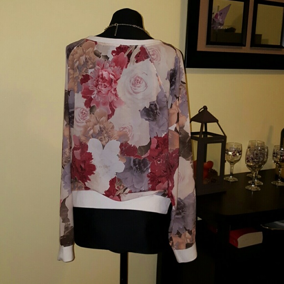 🆕((FLORAL TOP!)) - Picture 3 of 4