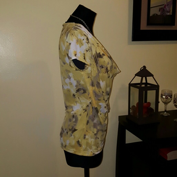 ♳((FLORAL TOP!)) - Picture 2 of 4