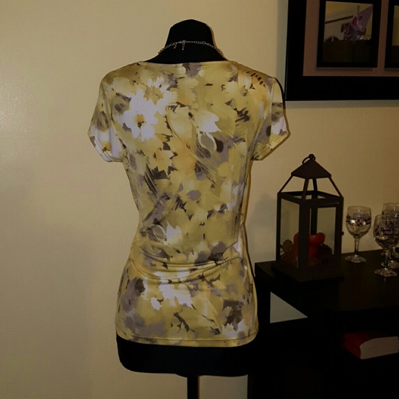 ♳((FLORAL TOP!)) - Picture 3 of 4