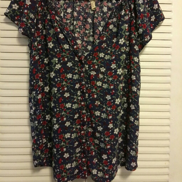 Buttoned Floral Blouse - Picture 2 of 3