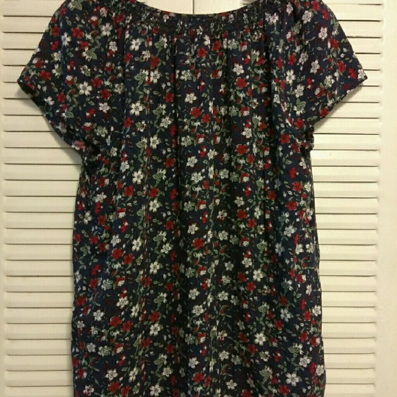 Buttoned Floral Blouse - Picture 3 of 3