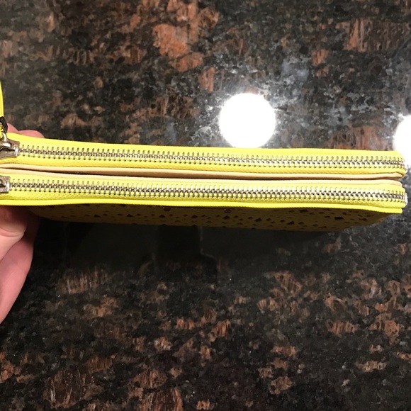 NWOT Stella & Dot yellow clutch - Picture 3 of 3