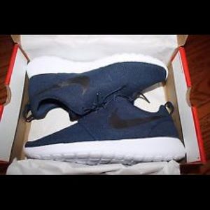 Brand new never worn nike roshes