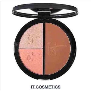 It cosmetics face disk and brush