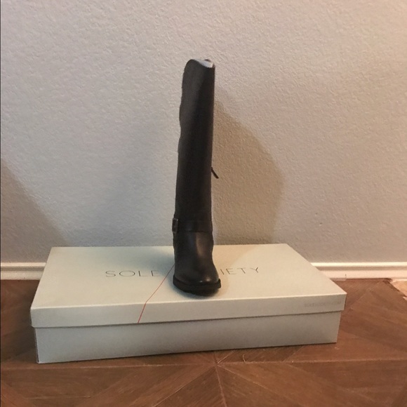 Black boots - Picture 3 of 4